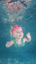 超灵动的宝宝水下摄影