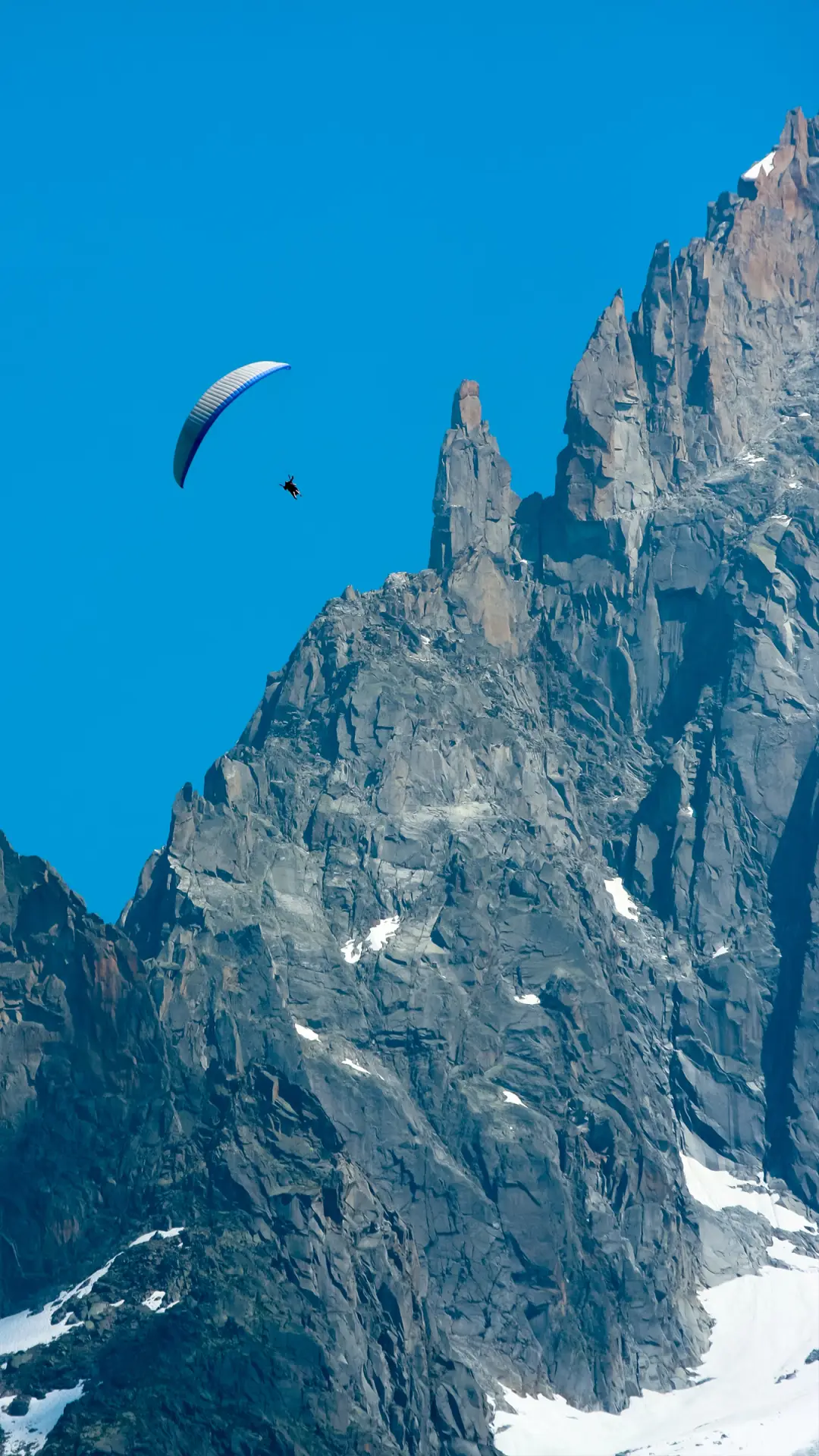 雪山滑翔伞-拍信图库