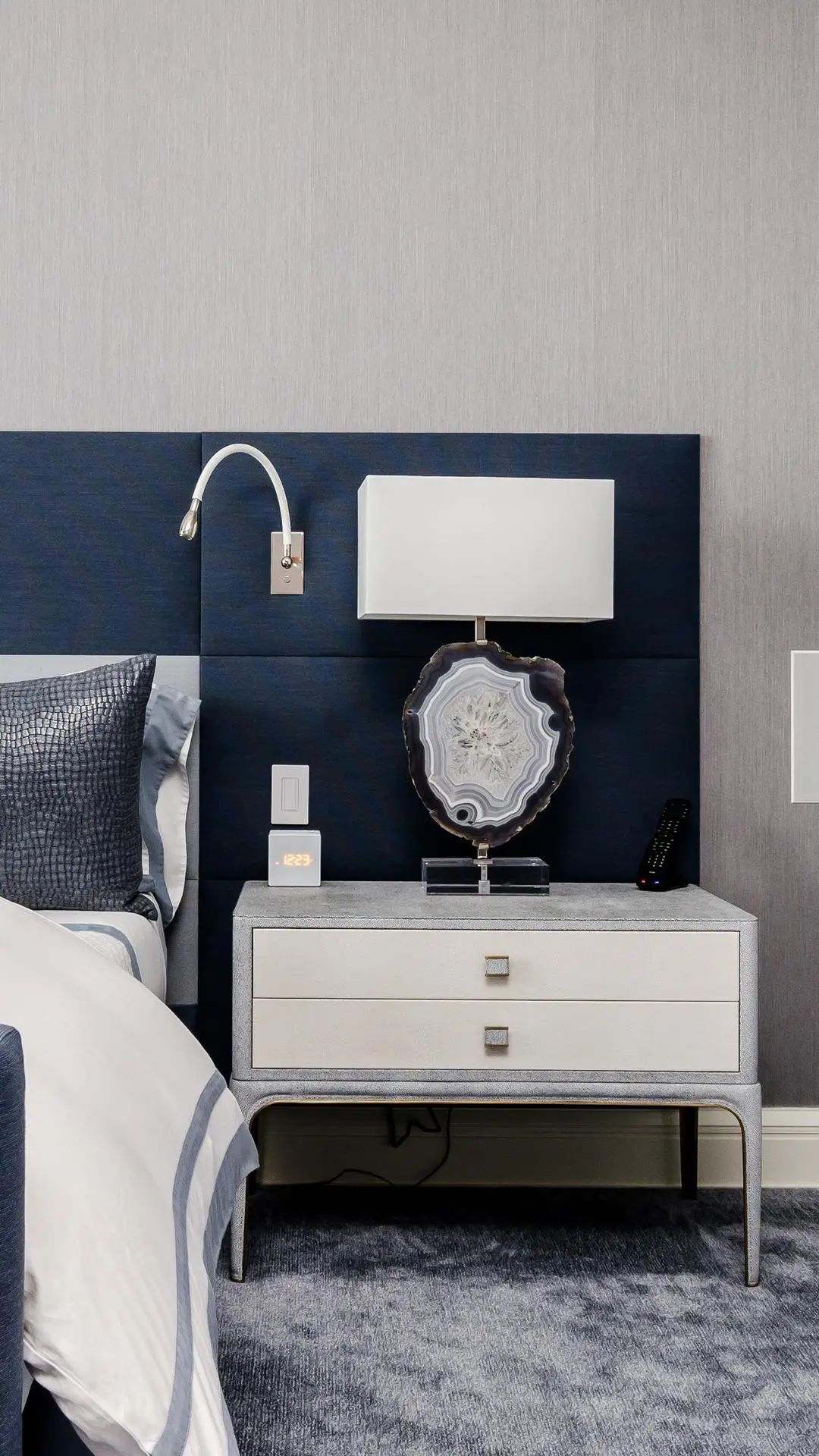 床头柜真得不起眼吗？