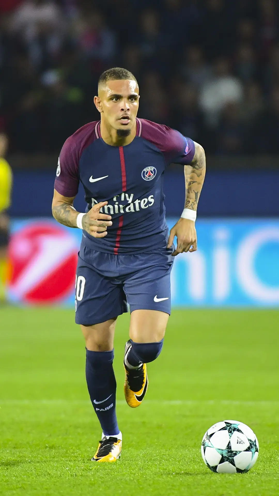 巴黎后卫库尔扎瓦