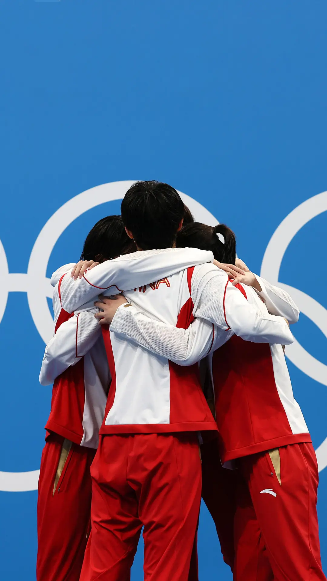 女子自由泳接力夺冠