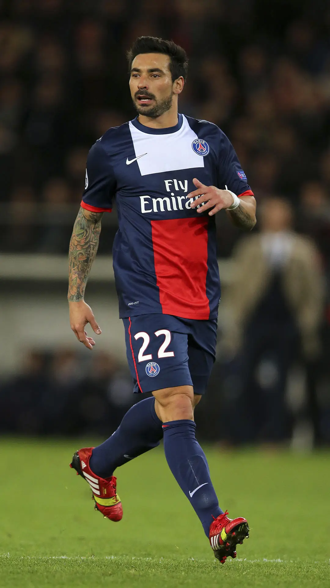 闪电前锋拉维奇